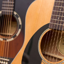 Бюджетни китарни пакети за начинаещи