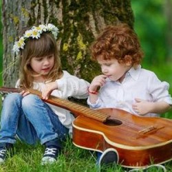 Подходяща възраст за деца за свирене на китара или цигулка